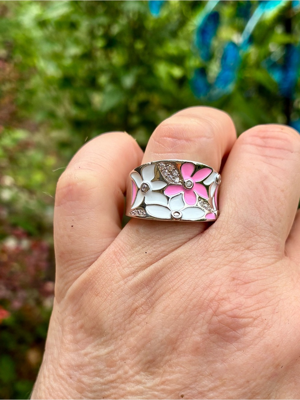 🌸 Pink & White Floral Enamel Band Ring with Crystal Accents - Picture 3 of 7